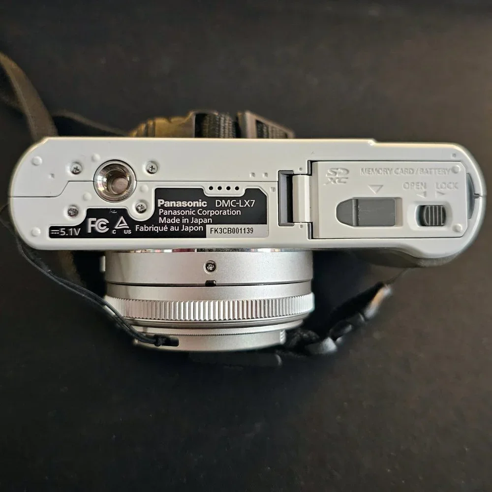 Panasonic Lumix DMC-LX7, EUC, incl. OEM leather Panasonic case, strap, SD card